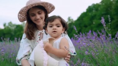 Anne lavanta tarlasında küçük kızla eğleniyor..