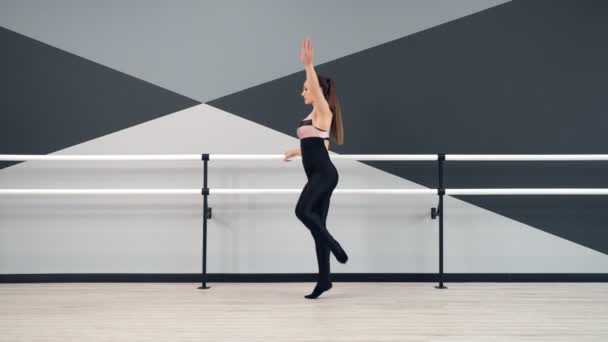 Entrenamiento de bailarina en estudio de ballet. — Vídeo de stock