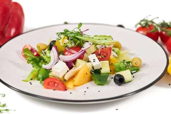 Groentesalade met tomaten, ui, paprika 's, olijven. — Stockfoto