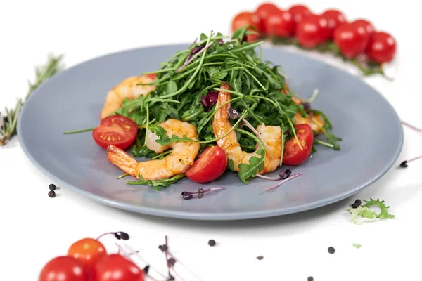 Lekkere salade met sappige garnalen, tomaten en verse arugula. — Stockfoto
