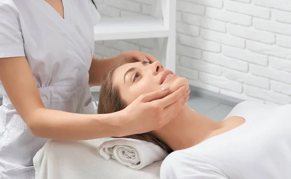 Sonriente joven sobre el procedimiento para la cara en esteticista. — Foto de Stock