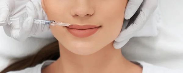 Procedimiento de aumento de labios para la mujer hermosa joven. — Foto de Stock