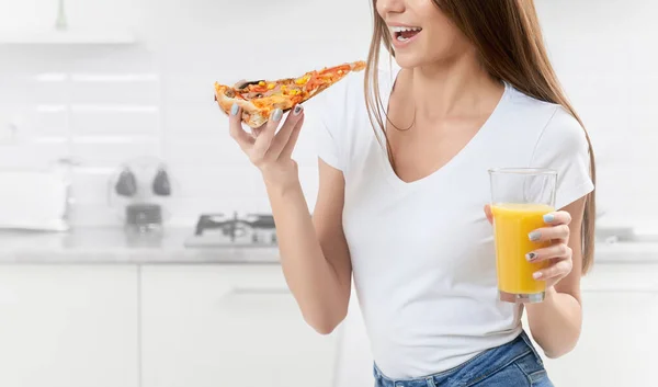 Gülümseyen kadın evde pizzanın tadını çıkarıyor.. — Stok fotoğraf