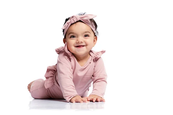 Glimlachende baby kruipend op de studio vloer. — Stockfoto
