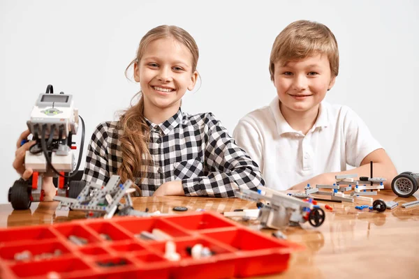 Deux enfants qui travaillent avec un kit de construction. — Photo