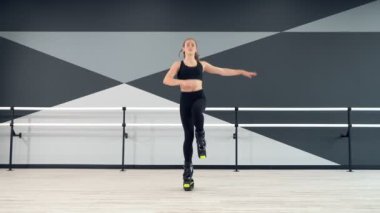 Sportif kız koridorda hoplayıp zıpladı..