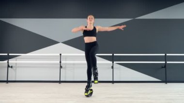 Sportif kız koridorda hoplayıp zıpladı..