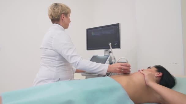 Μαστολόγος εξέταση του μαστού με συσκευή υπερήχων. — Αρχείο Βίντεο
