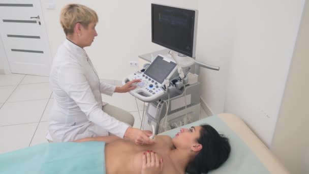 Mammoloog die de borst onderzoekt met ultrasoon apparaat. — Stockvideo