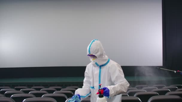 Operai che puliscono cinema con disinfettanti speciali. — Video Stock