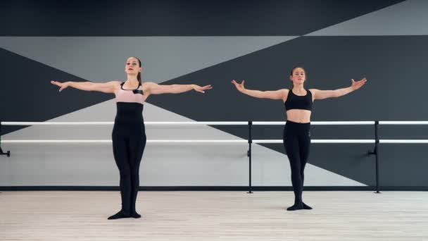 Synchronisierte weibliche Instruktorin und Mädchen in Lernschritten. — Stockvideo