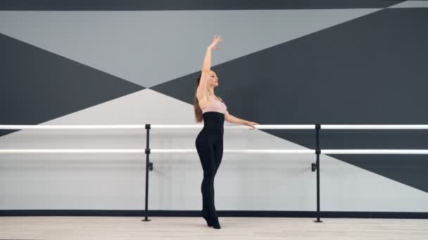 Εκπαίδευση χορεύτριας σε στούντιο μπαλέτου. — Αρχείο Βίντεο