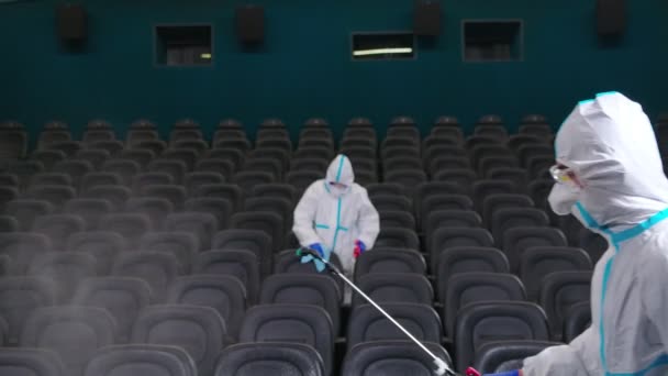 Equipe de limpeza pulverização desinfetante na sala de cinema — Vídeo de Stock