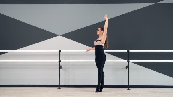 Allenamento di ballerine in studio di danza. — Video Stock