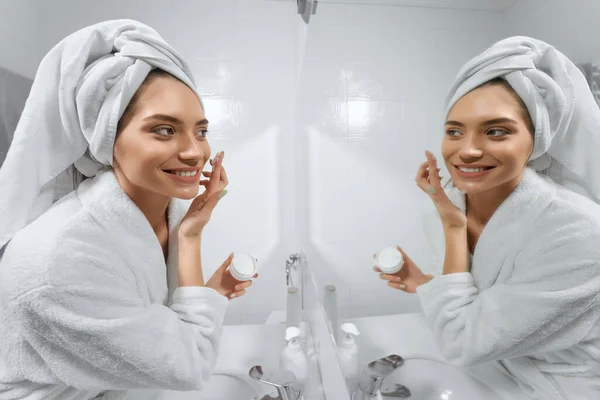 Elegante giovane donna in accappatoio prepararsi per il sonno. — Foto Stock