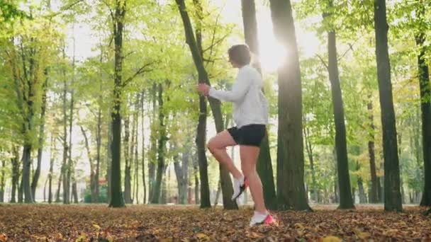 Mulher fitness pulando no parque — Vídeo de Stock