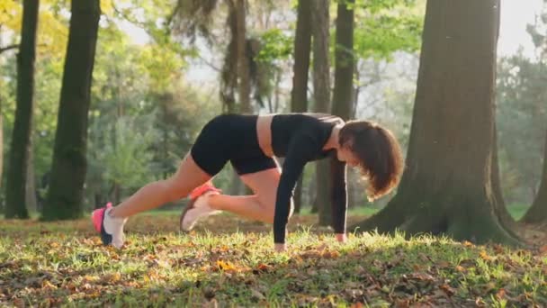 Forte donna gambe di formazione mentre in piedi in posizione tavola — Video Stock