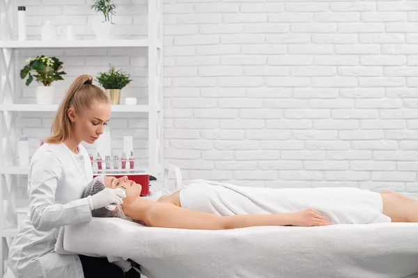 Young woman lying on procedure for cleaning face. — Stock Photo, Image