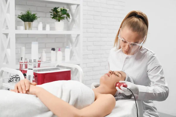 Vrouw schoonmaken voor gezicht in professionele salon. — Stockfoto