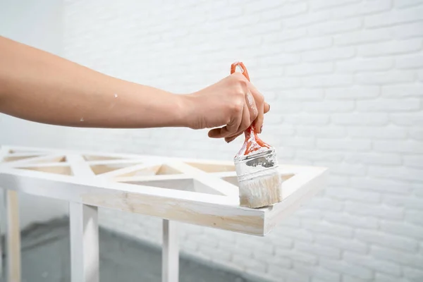 Διαδικασία ζωγραφικής ξύλινη σχάρα σε λευκό χρώμα. — Φωτογραφία Αρχείου