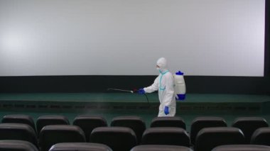 Coronavirus 'a karşı sinemayı temizleyen işçi..