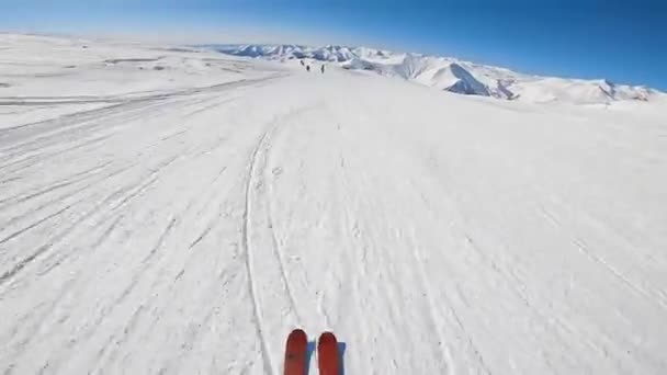 Första person syn på skidåkare rider utför. — Stockvideo