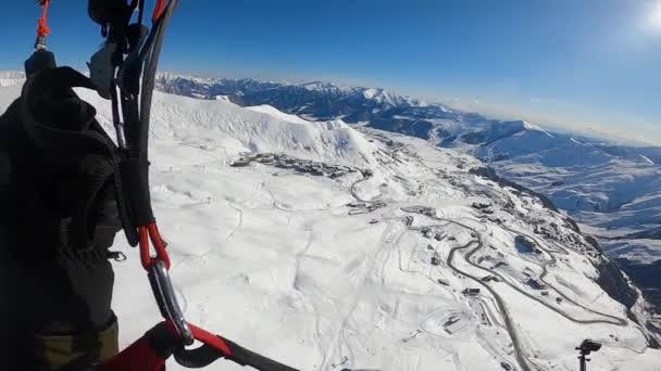 Vista dal paropiano della stazione sciistica in montagna. — Video Stock