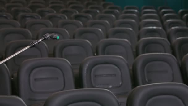 Coronavirus 'a karşı sinema salonunu dezenfekte et. — Stok video