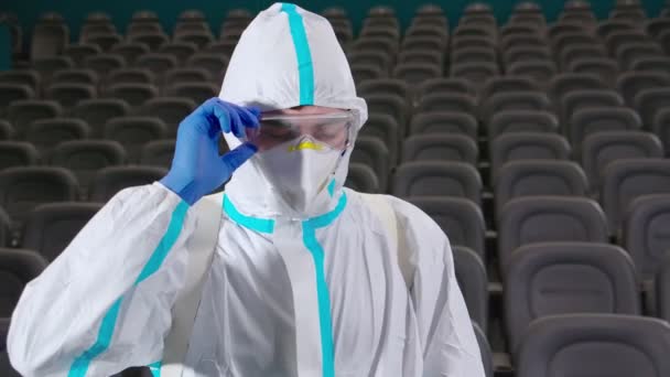 Homens de terno de proteção usando equipamentos para desinfecção — Vídeo de Stock