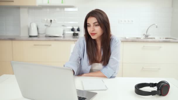 Joven hermosa mujer estudiando en línea con el ordenador portátil. — Vídeo de stock