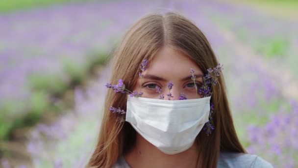 Портрет женщины в маске с цветами лаванды. — стоковое видео