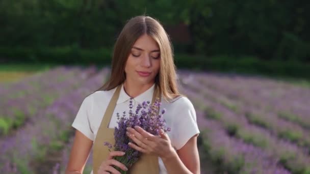 Charmantes Mädchen macht tiefen Atem im Lavendelfeld. — Stockvideo