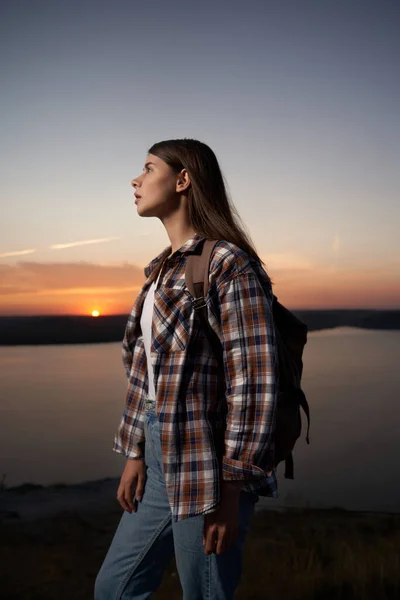 Charmante vrouw wandelen met rugzak bij Bakota Bay — Stockfoto