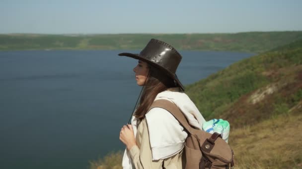 Mujer mirando la hermosa naturaleza en la bahía de Bakota — Vídeo de stock