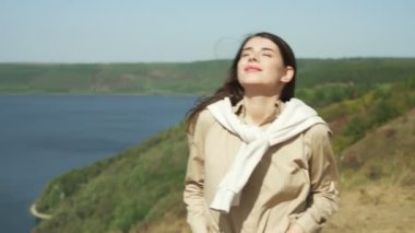 Sırt çantasıyla doğa yürüyüşü yapan genç bir kadın.