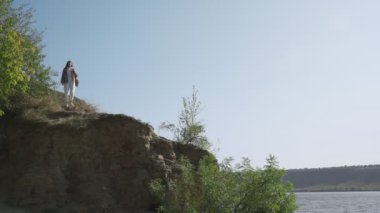 Güzel kadın Dinyester Kanyonu manzarasının keyfini çıkarıyor.