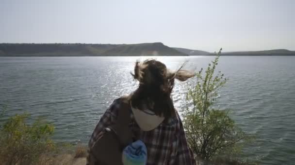 Feminino turista caminhando com mochila na baía de Bakota — Vídeo de Stock