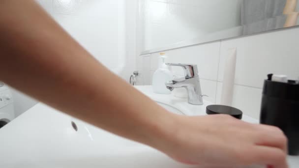 Kvinna tvätta händerna med tvål under coronavirus. — Stockvideo