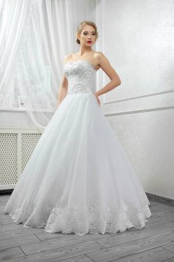 Genç, güzel bir gelin, Whit 'te uzun beyaz gelinlikli bir kadın.