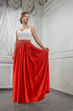 Genç, güzel bir gelin, Whit 'te uzun beyaz gelinlikli bir kadın.