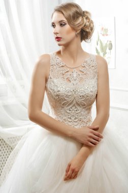 Genç, güzel bir gelin, Whit 'te uzun beyaz gelinlikli bir kadın.