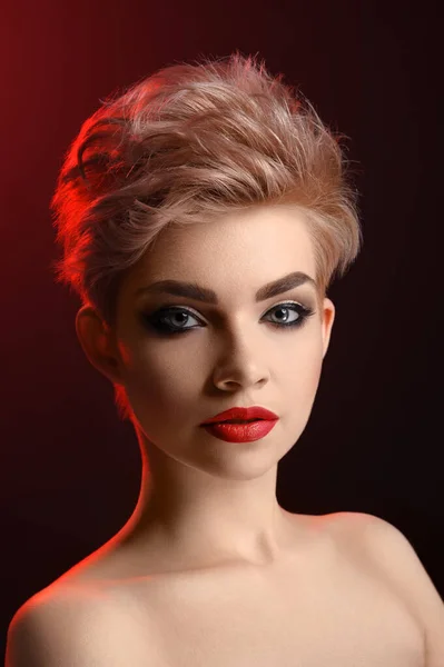 Hermosa joven rubia mujer de labios rojos posando en l rojo artístico — Foto de Stock