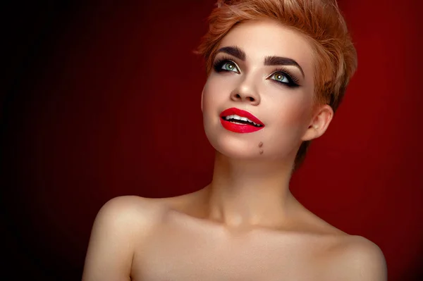 Bela jovem loira vermelho lipped mulher posando no artístico vermelho l — Fotografia de Stock