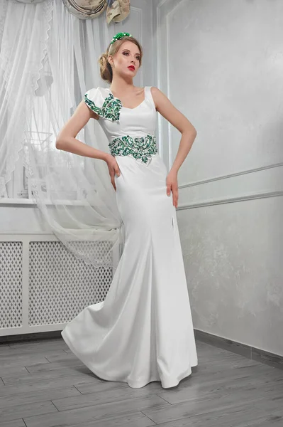 Elegante, bella, bionda donna alla moda in una lunga dre bianca — Foto Stock