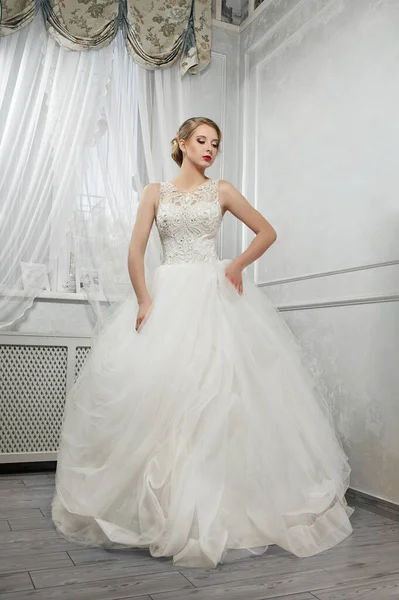 Giovane bella sposa, donna in abito da sposa lungo bianco su whit — Foto Stock