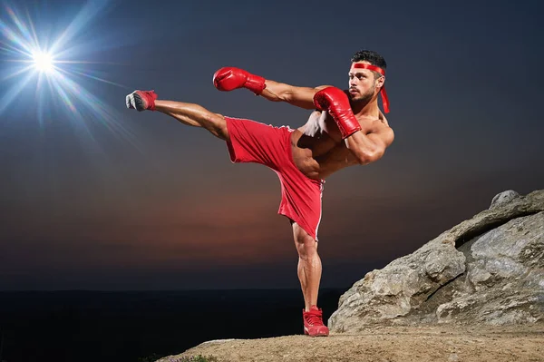 Muskulös manlig boxare träning utomhus — Stockfoto