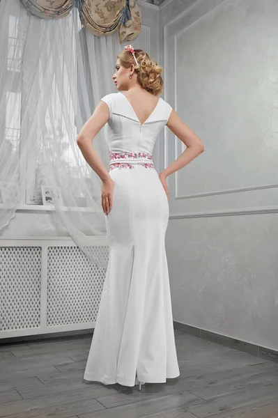 Elegant, vacker, moderiktig kvinna blond i en lång vit dre — Stockfoto
