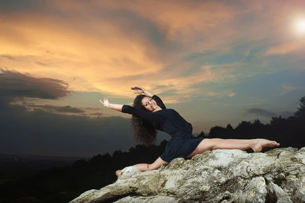 Young, curly dancing girl - performs split — Stock Photo, Image