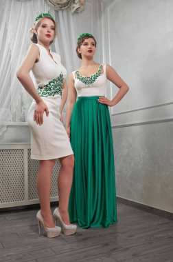 İki genç, güzel kadın, esmer, beyaz şortlu sarışın.