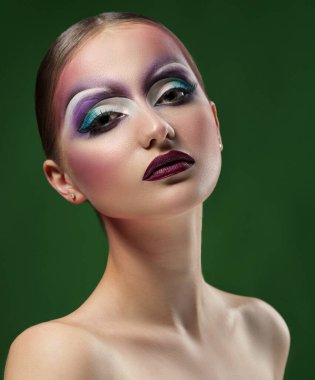 Resim stüdyosunun resimlerini çeken bir kadın.